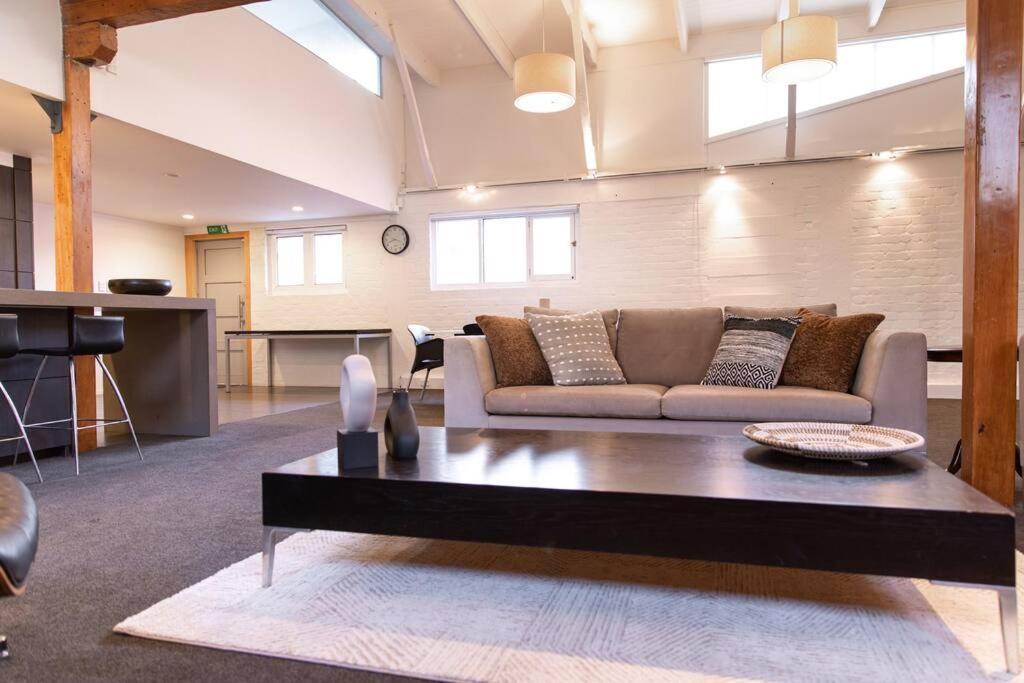 True New York Style Newmarket Loft Apartment Окленд Экстерьер фото