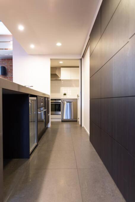 True New York Style Newmarket Loft Apartment Окленд Экстерьер фото