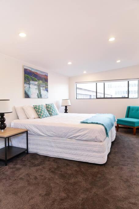 True New York Style Newmarket Loft Apartment Окленд Экстерьер фото