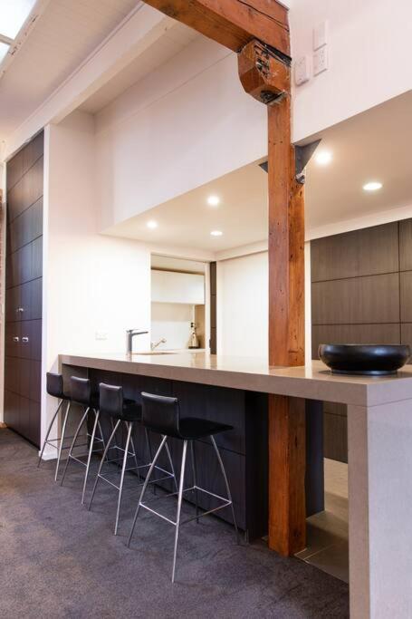 True New York Style Newmarket Loft Apartment Окленд Экстерьер фото