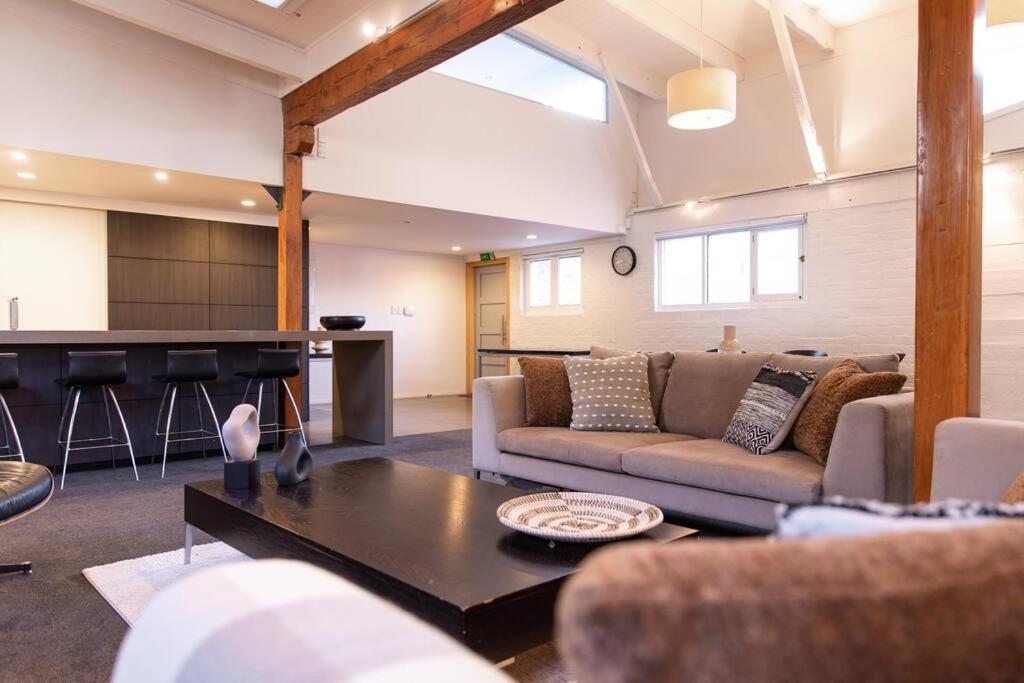 True New York Style Newmarket Loft Apartment Окленд Экстерьер фото