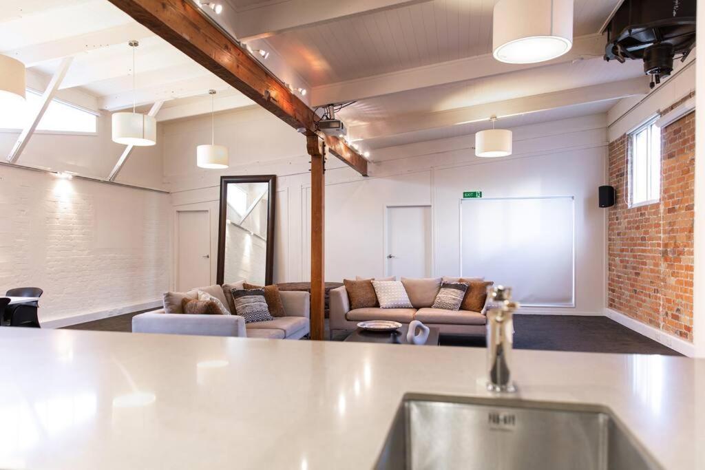 True New York Style Newmarket Loft Apartment Окленд Экстерьер фото