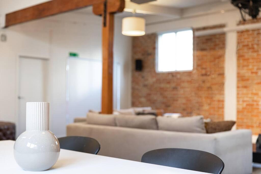 True New York Style Newmarket Loft Apartment Окленд Экстерьер фото
