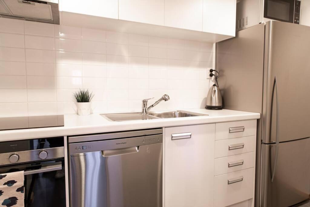True New York Style Newmarket Loft Apartment Окленд Экстерьер фото