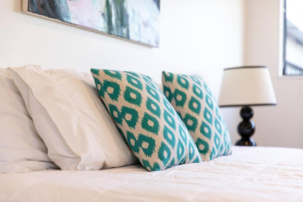 True New York Style Newmarket Loft Apartment Окленд Экстерьер фото