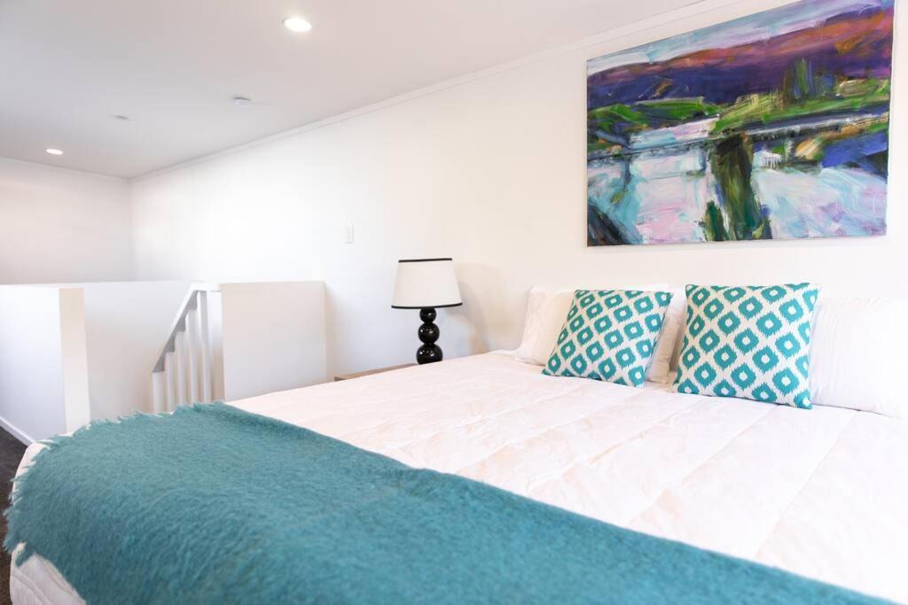 True New York Style Newmarket Loft Apartment Окленд Экстерьер фото