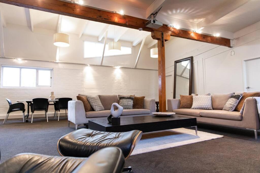 True New York Style Newmarket Loft Apartment Окленд Экстерьер фото